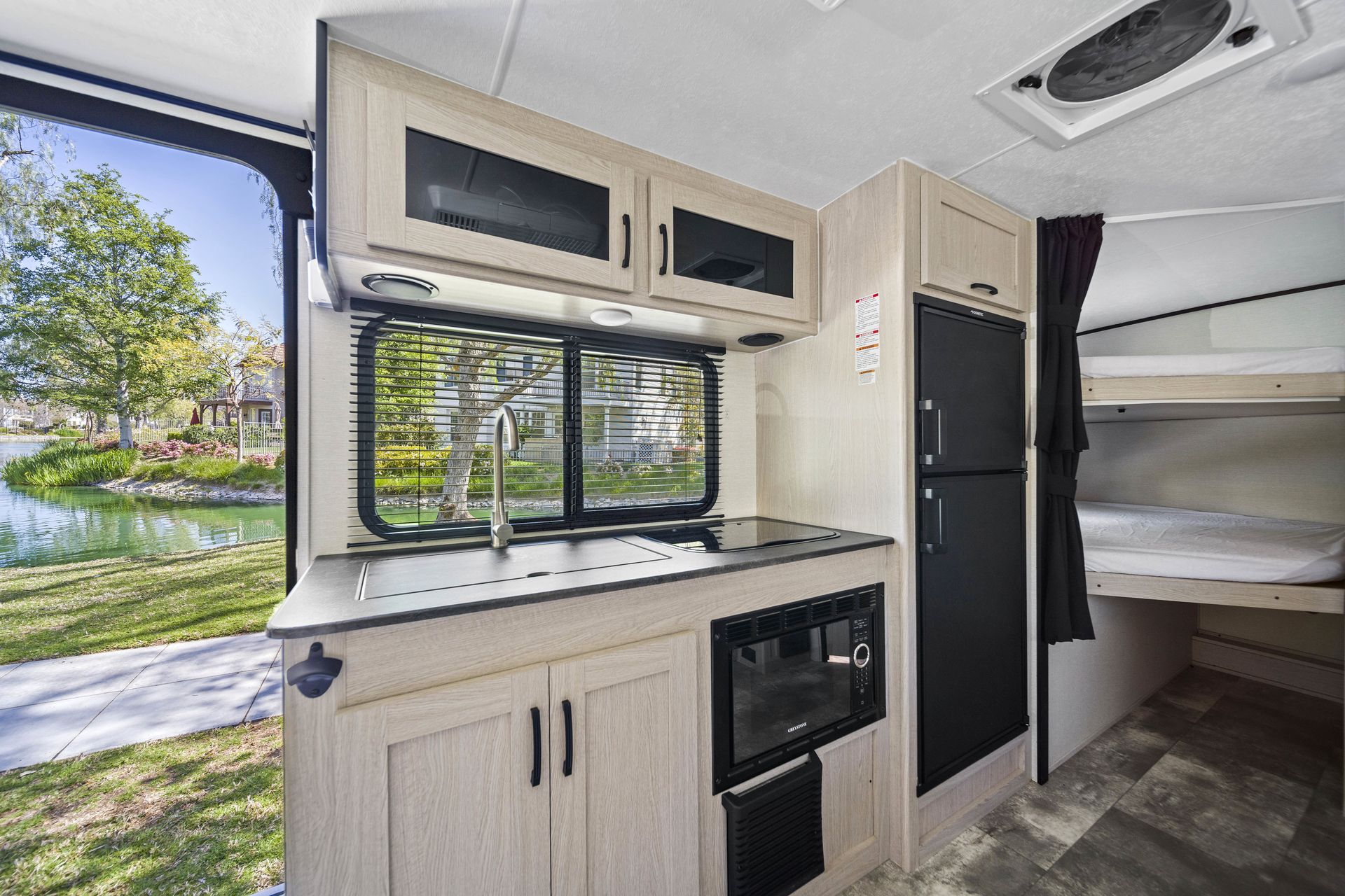 Photo 16 - 2022 Coachmen Travel Trailer rental photo 32