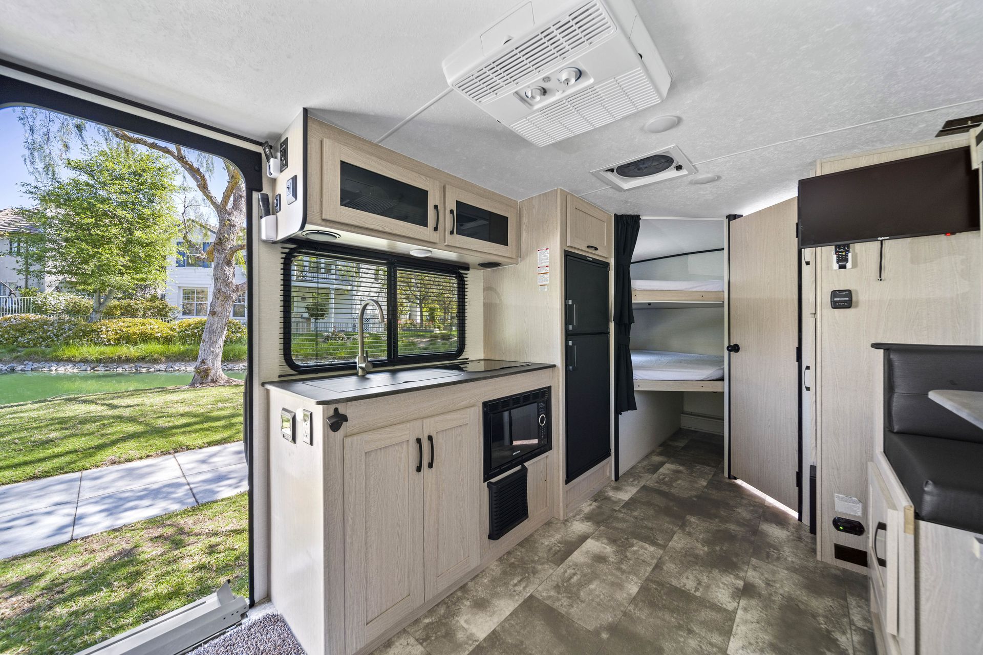 Photo 17 - 2022 Coachmen Travel Trailer rental photo 33