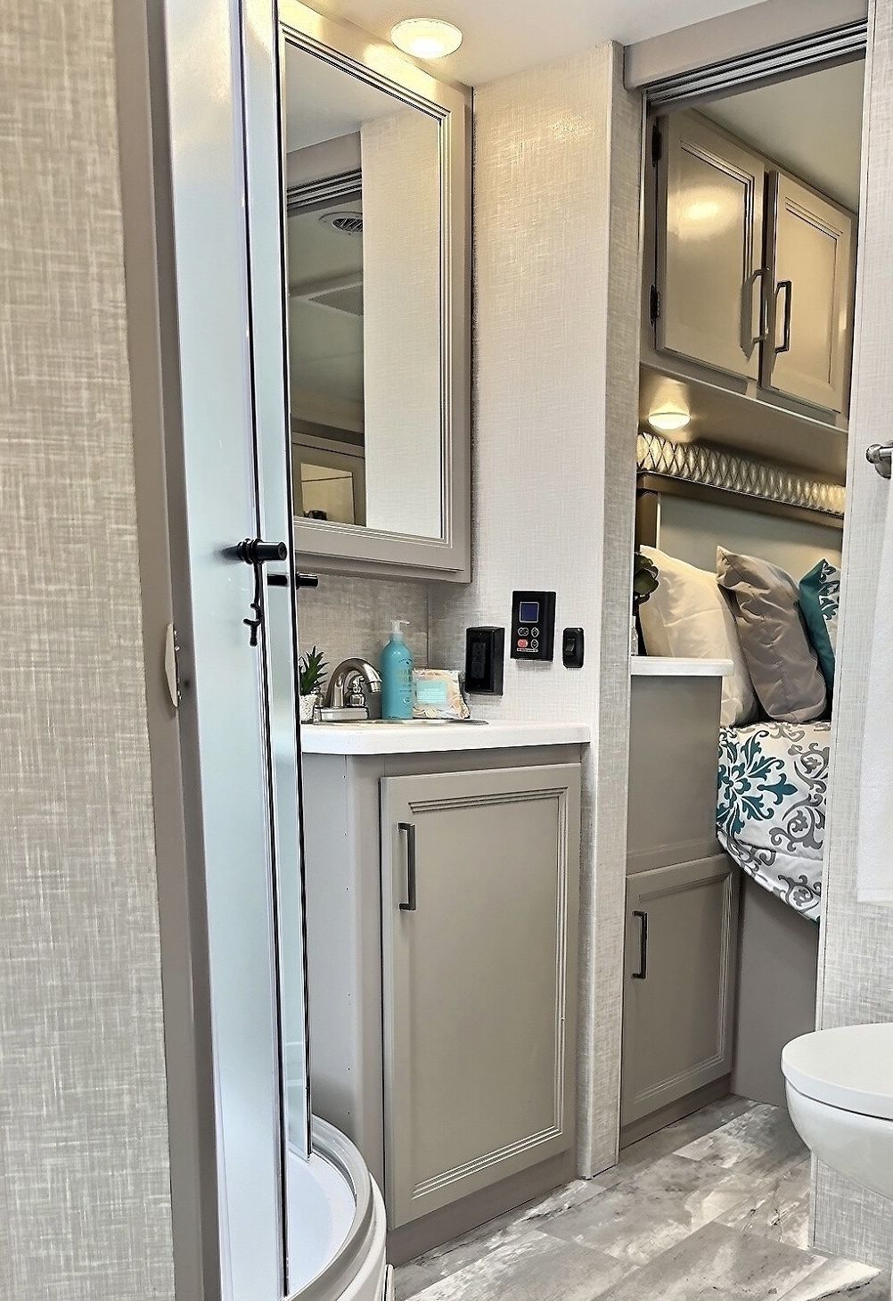 Photo 6 - 2023 Thor Motor Coach Class C Motorhome rental photo 12