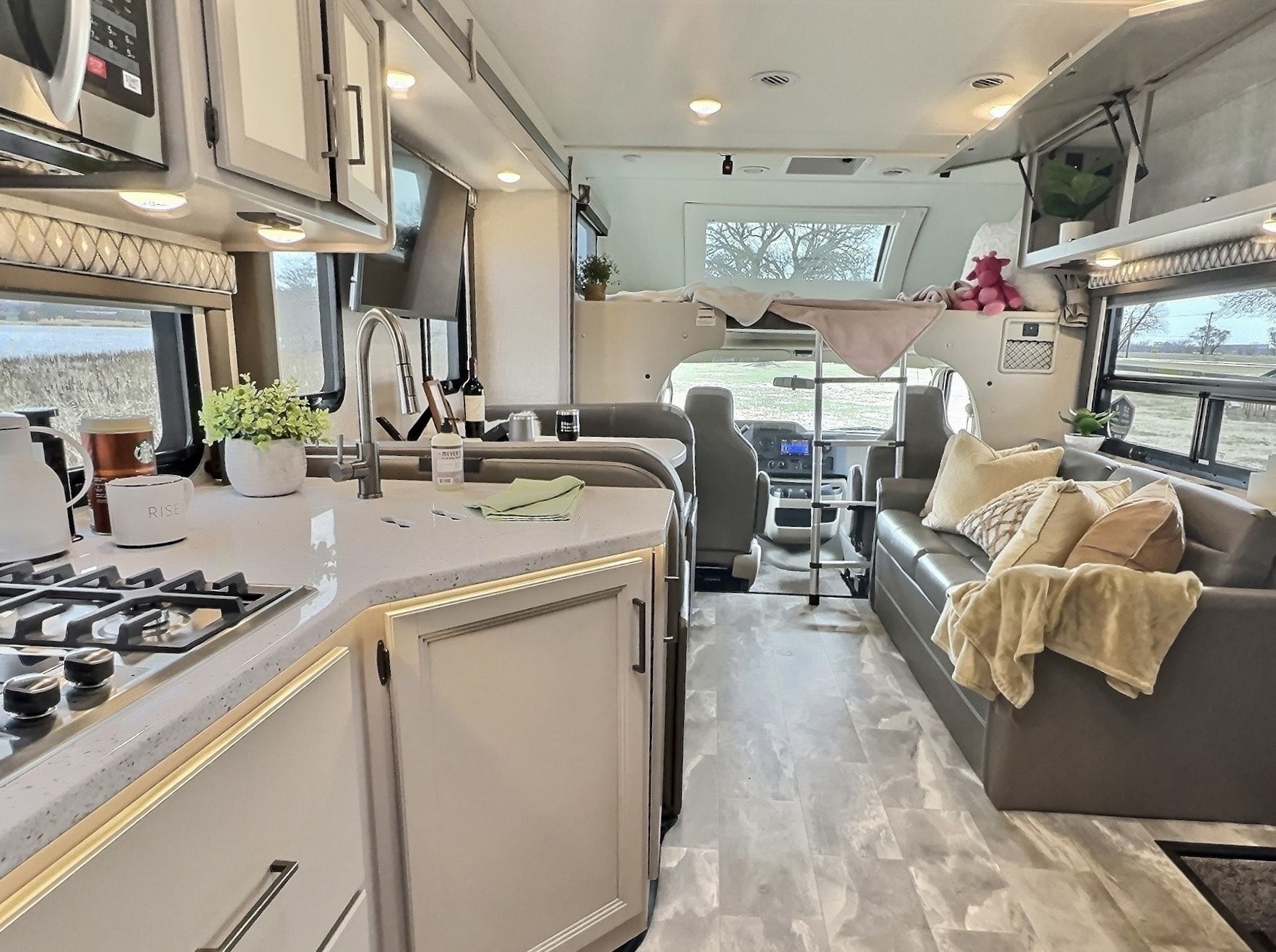 Photo 6 - 2023 Thor Motor Coach Class C Motorhome rental photo 13