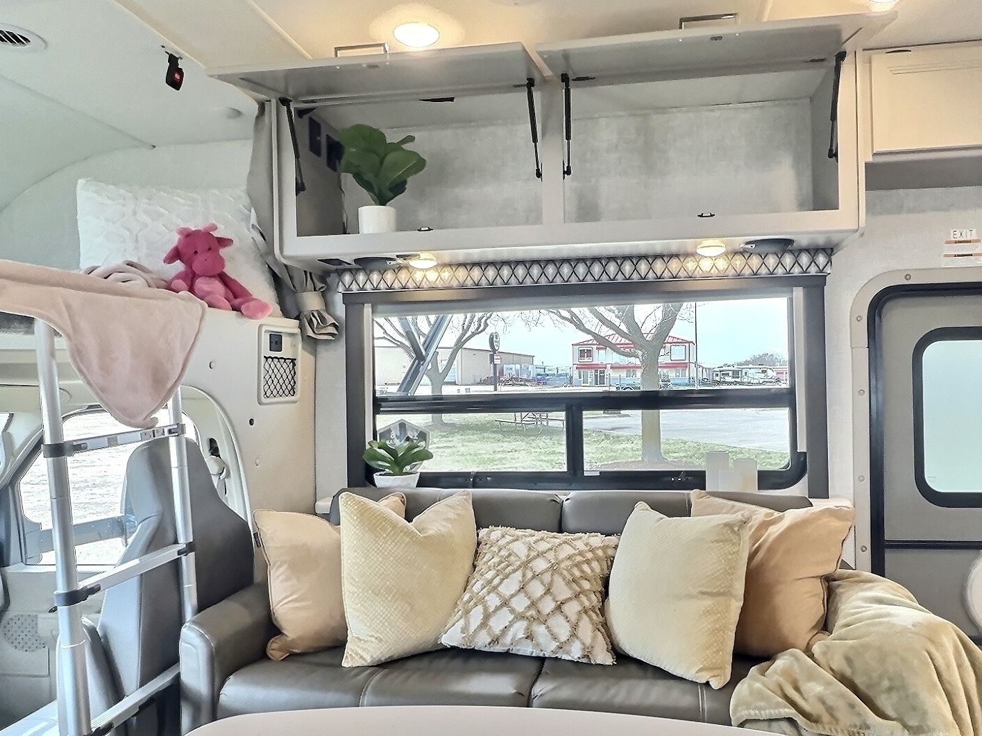 Photo 7 - 2023 Thor Motor Coach Class C Motorhome rental photo 15