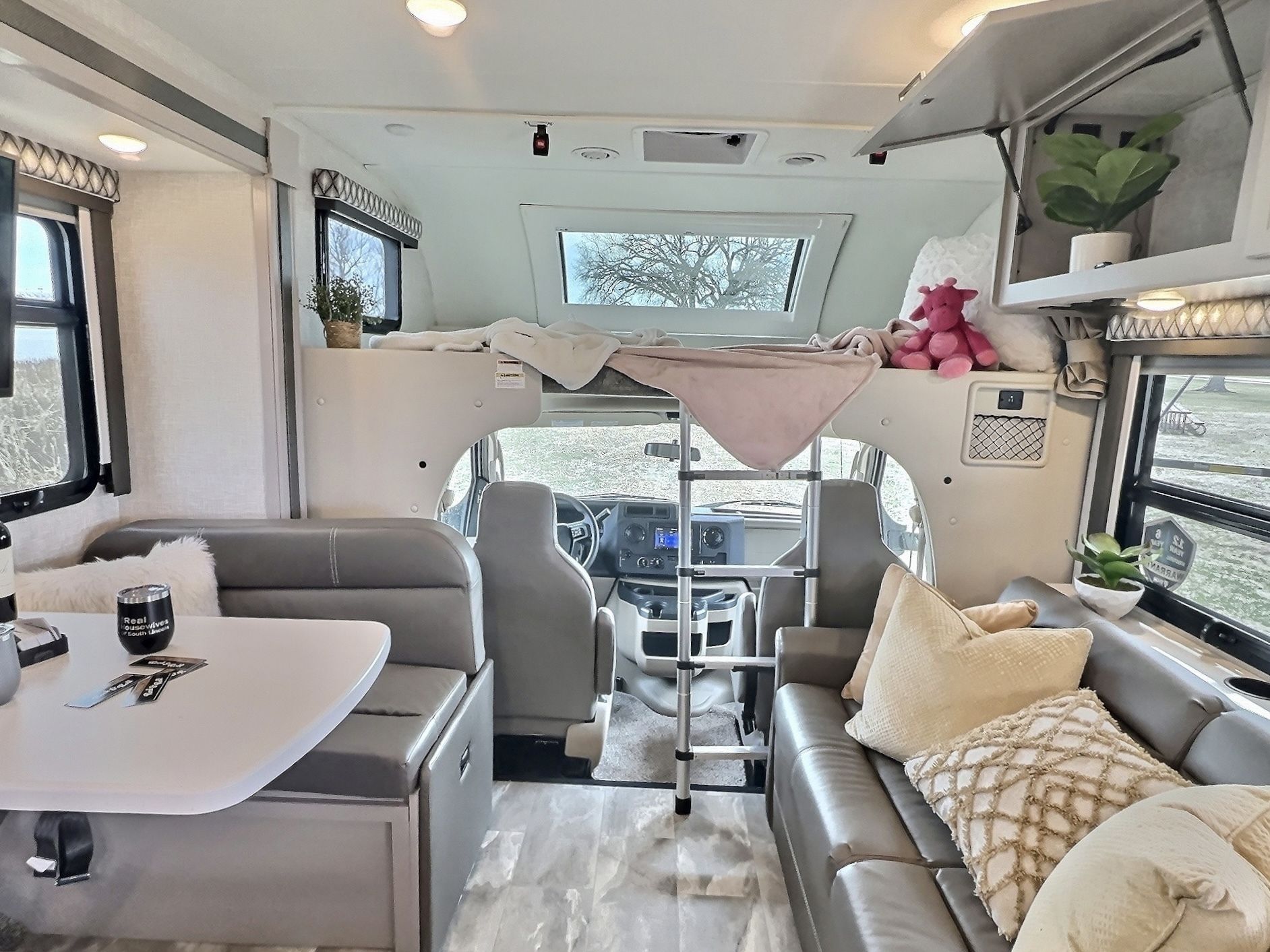 Photo 7 - 2023 Thor Motor Coach Class C Motorhome rental photo 17