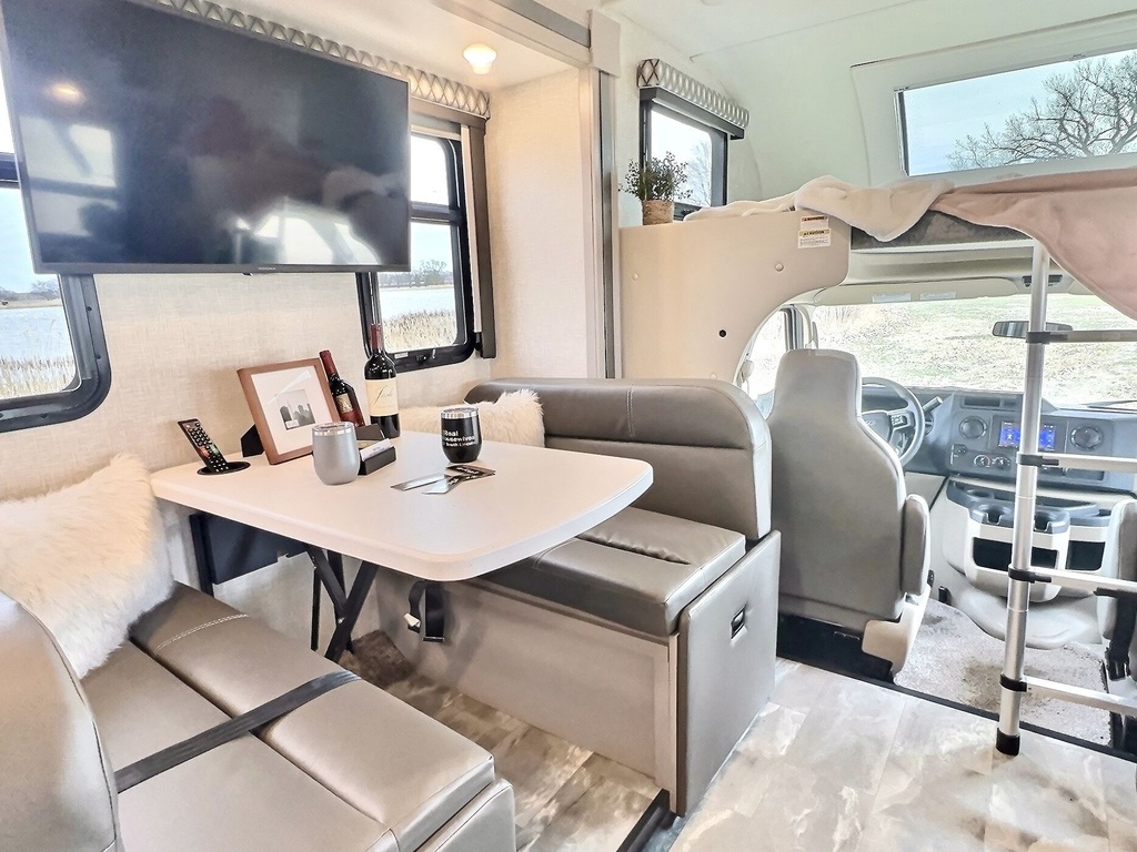 Photo 7 - 2023 Thor Motor Coach Class C Motorhome rental photo 18
