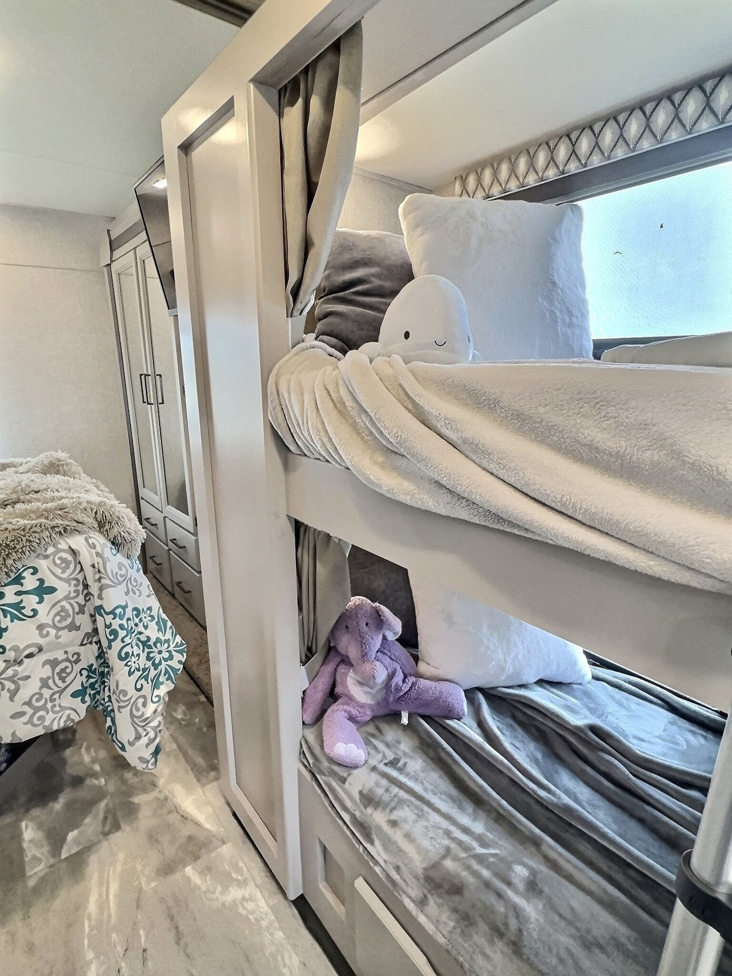 Photo 8 - 2023 Thor Motor Coach Class C Motorhome rental photo 23
