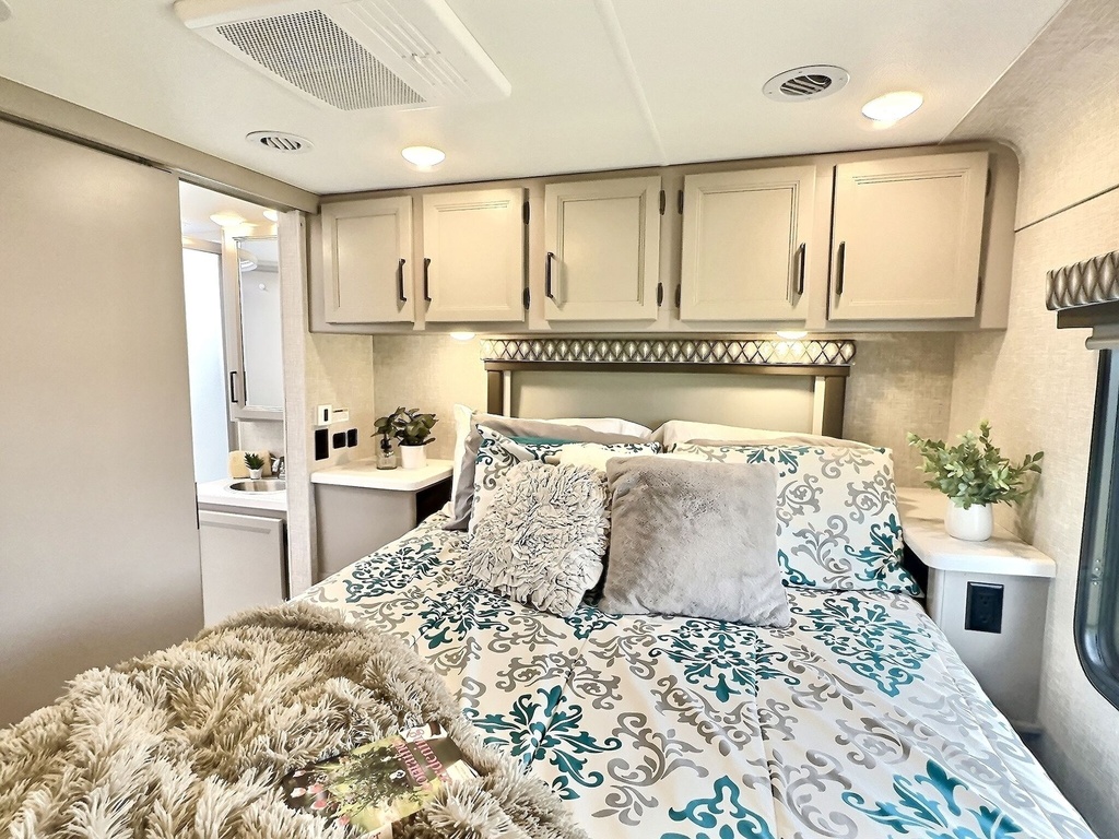 Photo 8 - 2023 Thor Motor Coach Class C Motorhome rental photo 25