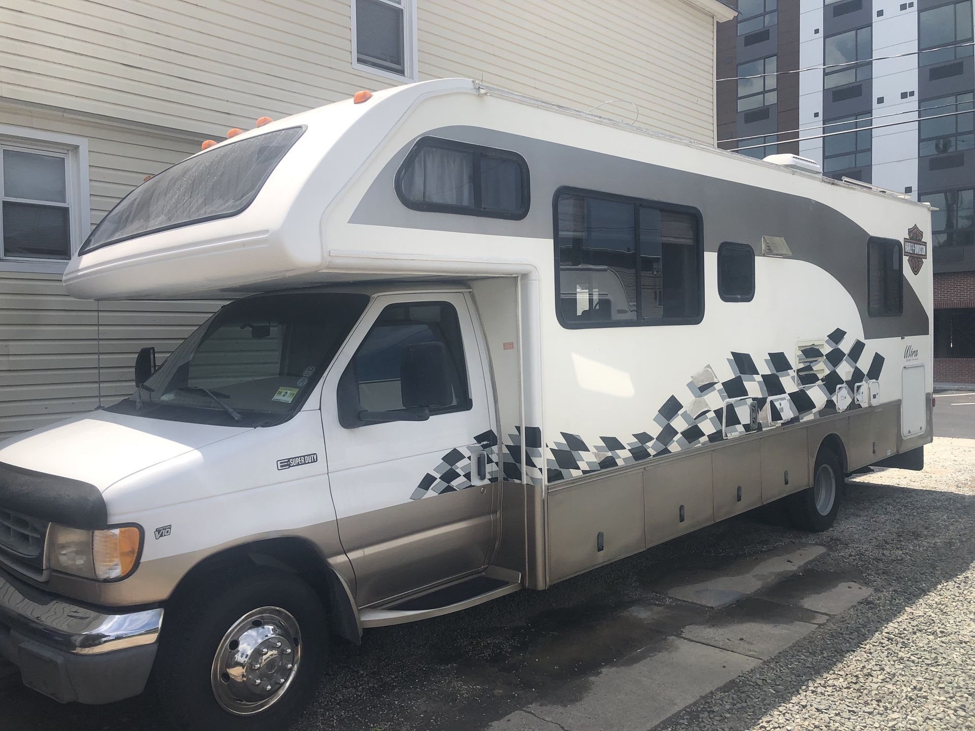 Photo 0 - 1998 Gulfstream Class C Motorhome rental photo 2