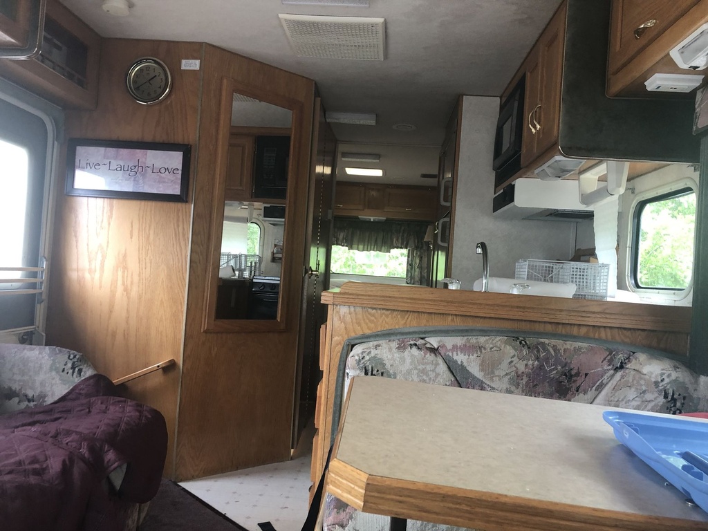 Photo 0 - 1998 Gulfstream Class C Motorhome rental photo 3
