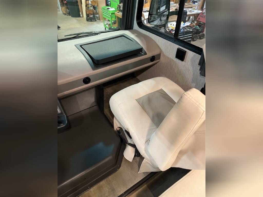 Photo 4 - 2022 Coachmen Class A Motorhome rental photo 6