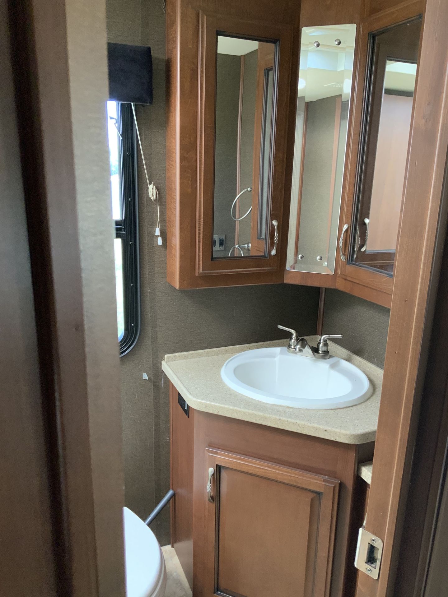 Photo 6 - 2013 Fleetwood Class A Motorhome rental photo 8