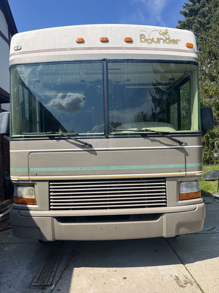 Photo 3 - 2000 Bounder Class A Motorhome rental photo 15