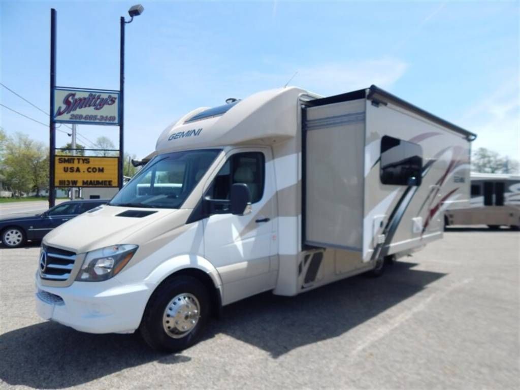Photo 8 - 2017 Thor Motor Coach Class C Motorhome rental photo 10