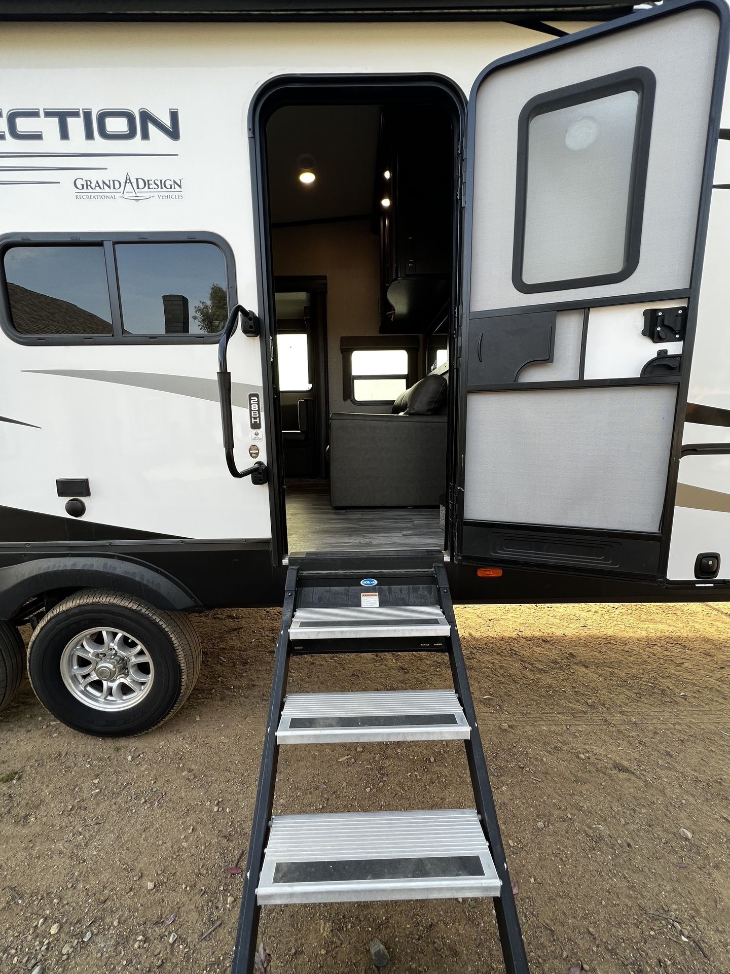 Photo 2 - 2021 Grand Design Fifth Wheel rental photo 17