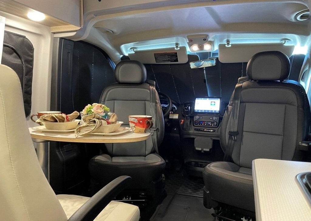 Photo 16 - 2023 Winnebago Class B Motorhome rental photo 18