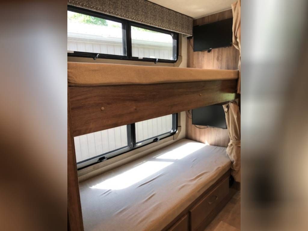 Photo 20 - 2020 Jayco Class C Motorhome rental photo 22
