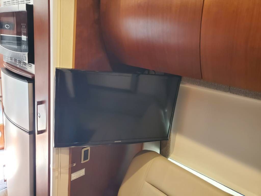 Photo 3 - 2019 Leisure Travel Class C Motorhome rental photo 5