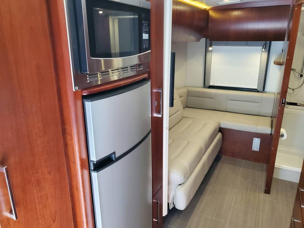 Photo 13 - 2019 Leisure Travel Class C Motorhome rental photo 15