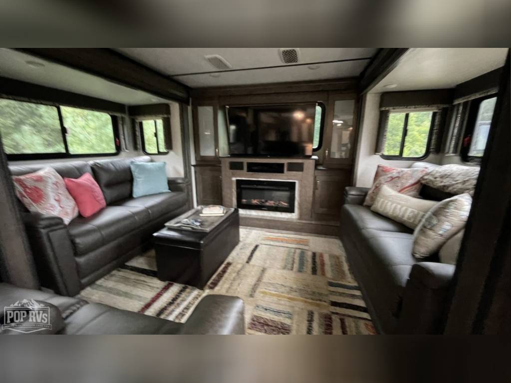 Camper inside.jpg - 2019 Montana Fifth Wheel rental photo 7