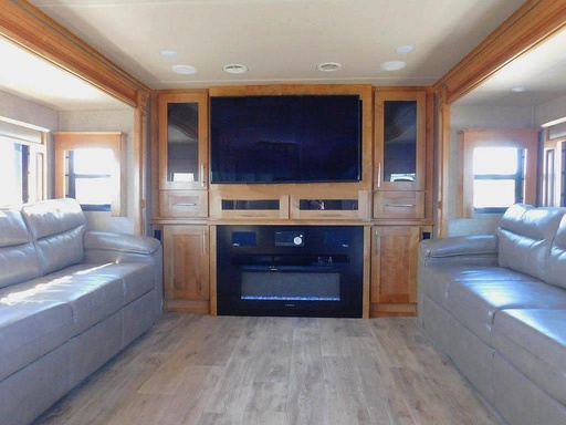 2018 Tiffin VanLeigh Vilano 375FL Fifth Wheel for rent in Oostburg, WI