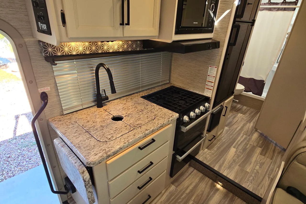 Car house 3.jpg - 2017 Lineage Class C Motorhome rental photo 4