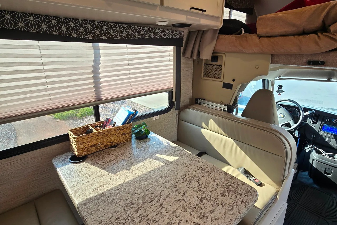 Car house 8.jpg - 2017 Lineage Class C Motorhome rental photo 6