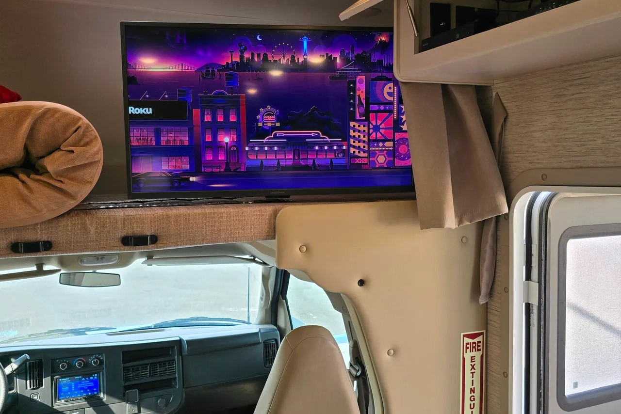 Car house 7.jpg - 2017 Lineage Class C Motorhome rental photo 7
