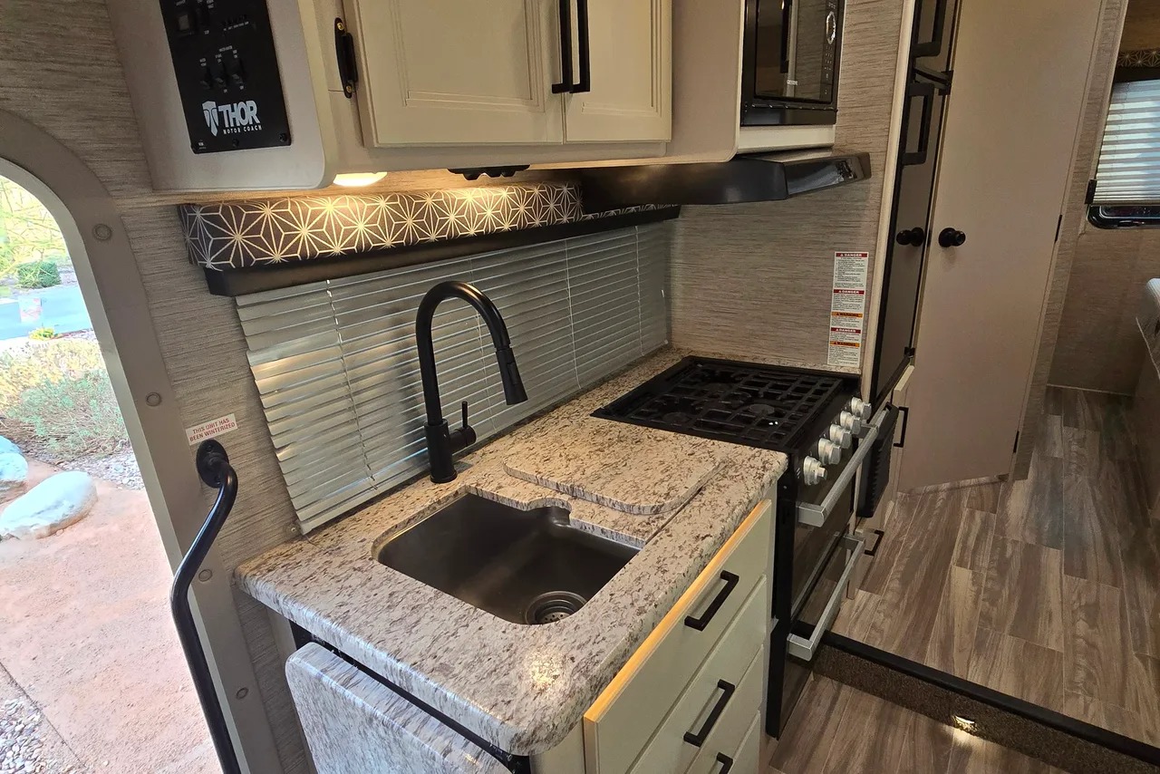 Car house 9.jpg - 2017 Lineage Class C Motorhome rental photo 8