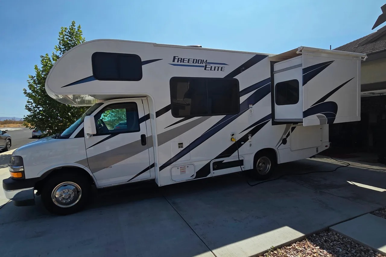 Car house 4.jpg - 2017 Lineage Class C Motorhome rental photo 9