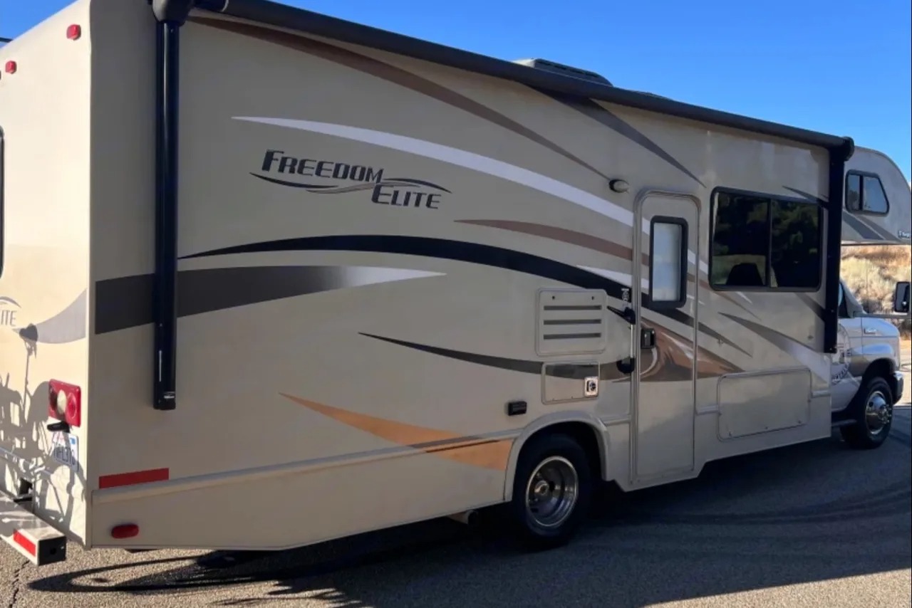 Second Car house 2.jpg - 2017 Lineage Class C Motorhome rental photo 2