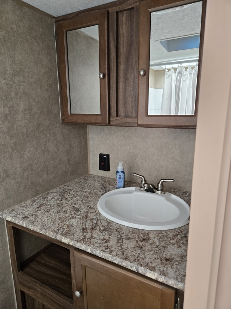 9fb0a333-2f96-4b2d-af40-2920c1599637-1_all_21768.jpg - 2018 Coachmen Travel Trailer rental photo 16