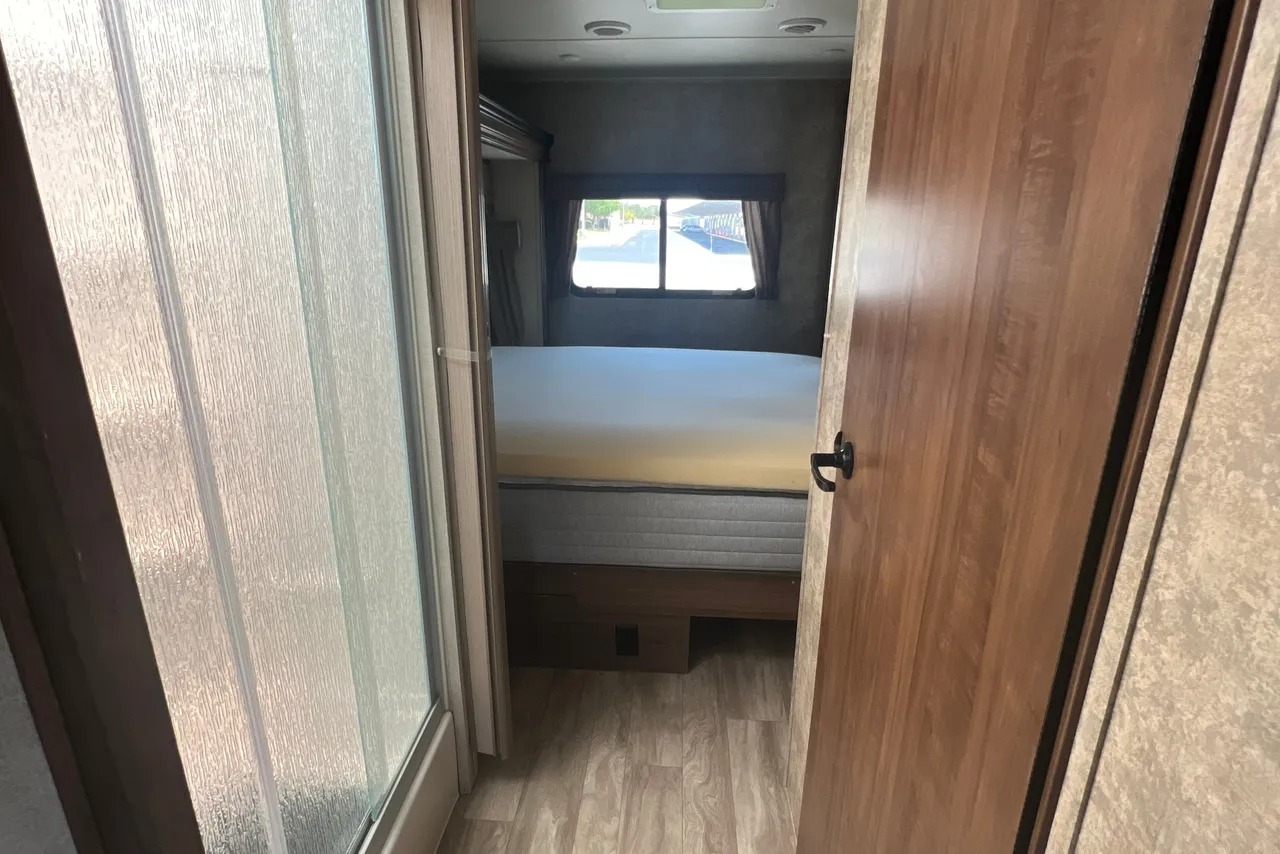 IMG-9.jpg - 2019 Lineage Class C Motorhome rental photo 3