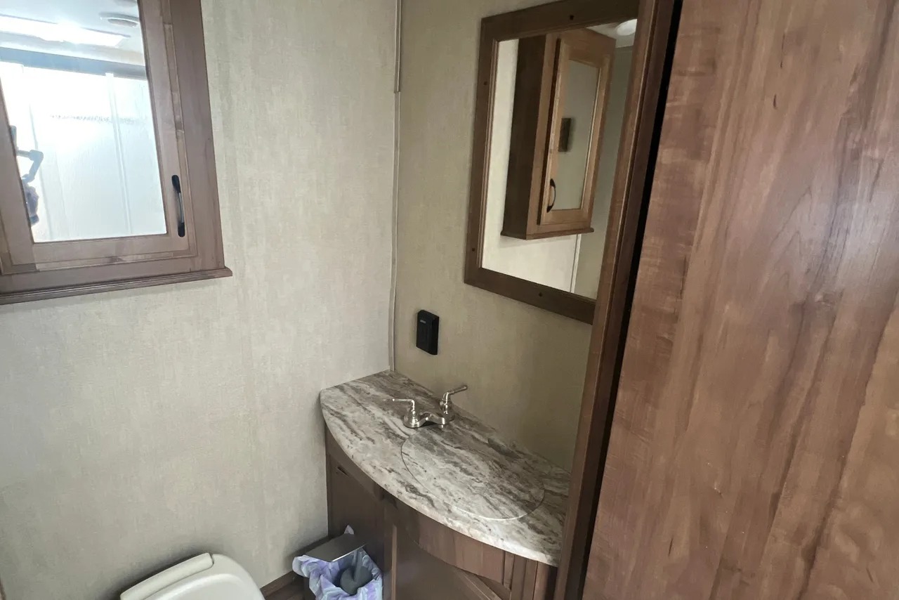 IMG-8.jpg - 2019 Lineage Class C Motorhome rental photo 4