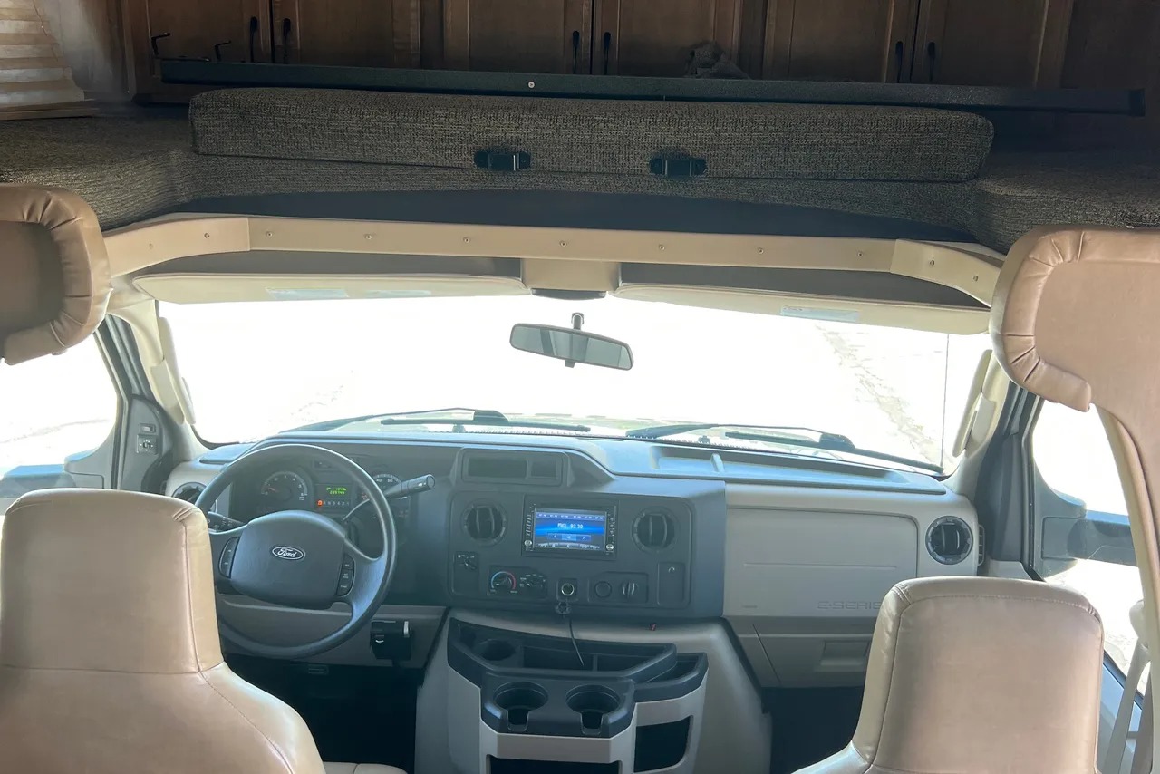 IMG-5.jpg - 2019 Lineage Class C Motorhome rental photo 5