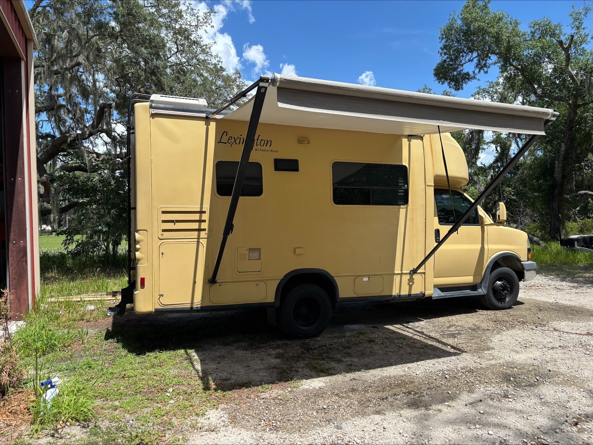 processed-D85145BF-D764-467F-B07F-737C3DDFBCA9.jpeg - 2005 Forest River Class C Motorhome rental photo 2