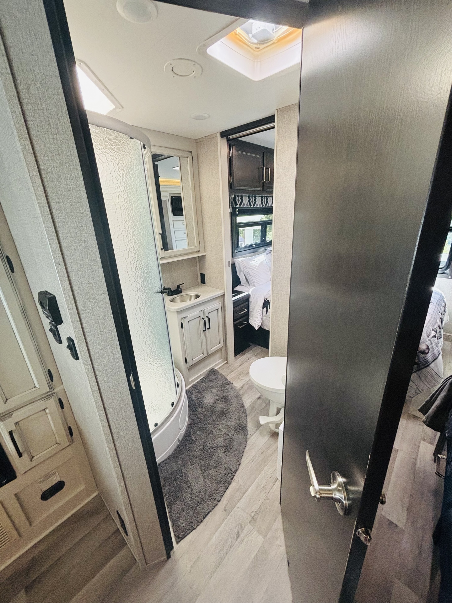IMG_2517.jpeg - 2021 Entegra Coach Class C Motorhome rental photo 3