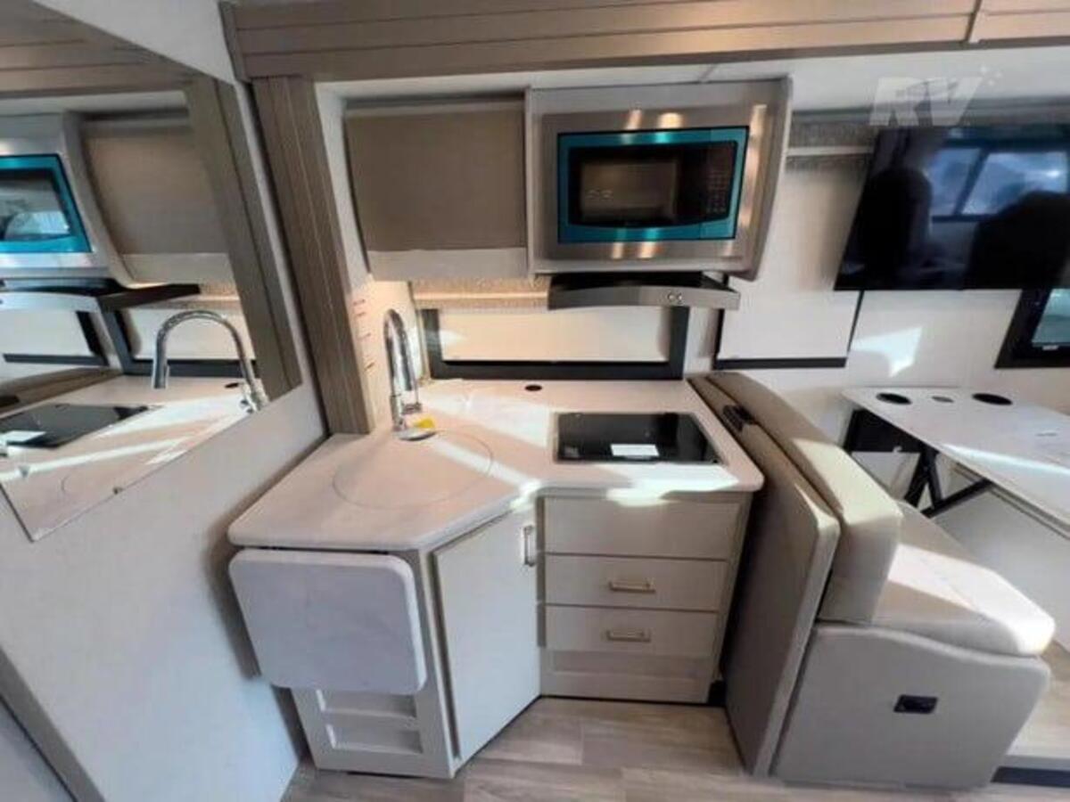 image-24.jpg - 2023 Thor Motor Coach Class C Motorhome rental photo 5