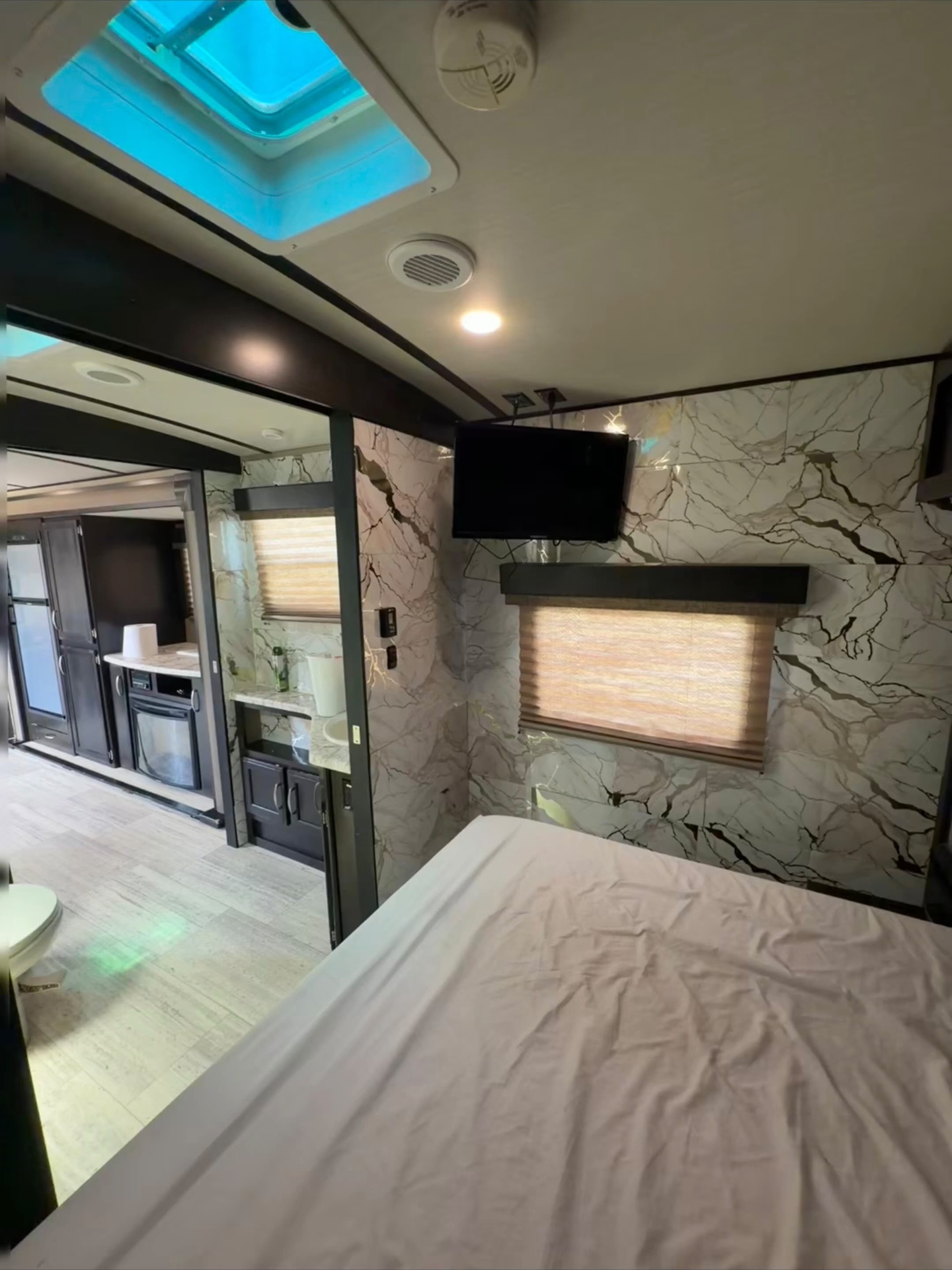 1220f6fd-5c60-458f-afd1-b4b803e74be1.jpeg - 2018 Imagine Travel Trailer rental photo 4