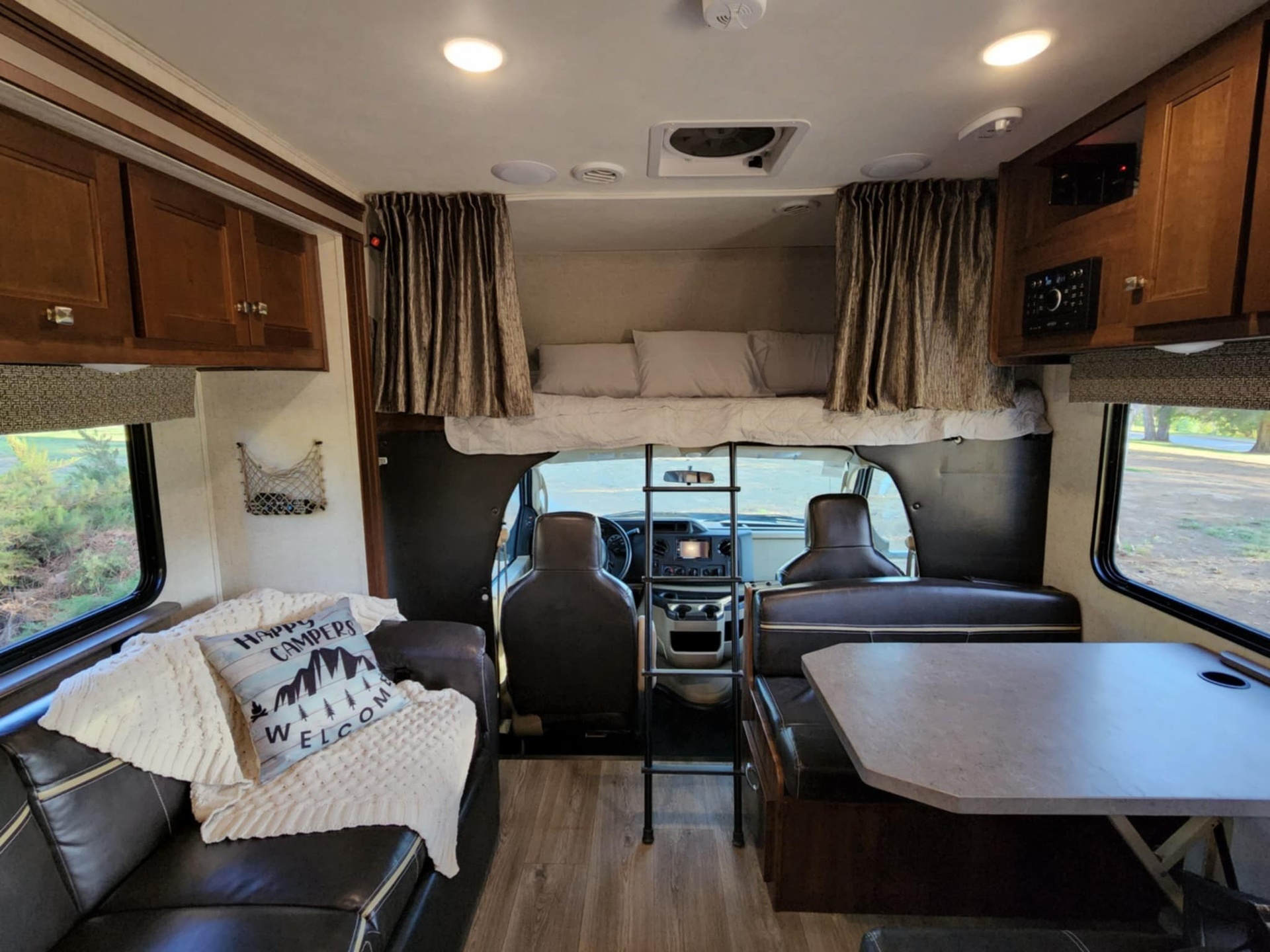 1000006838.jpg - 2018 Forest River Class C Motorhome rental photo 5