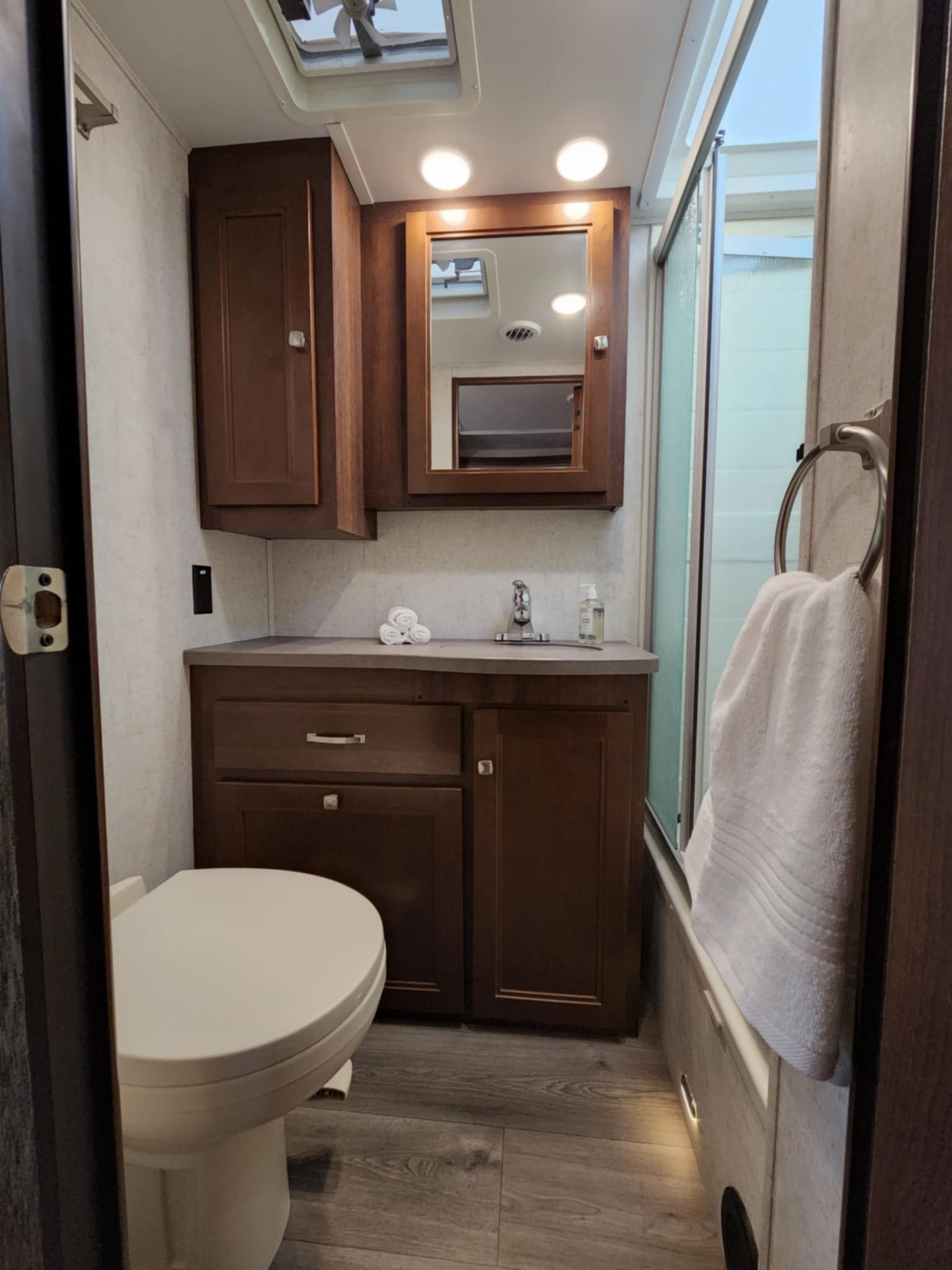 1000006840.jpg - 2018 Forest River Class C Motorhome rental photo 7