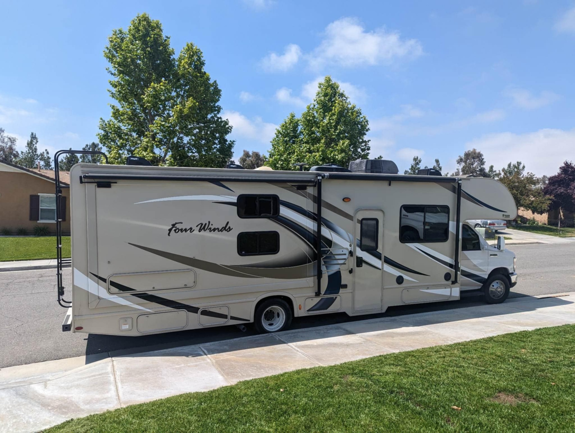 Four Winds Passenger outside.jpg - 2018 Fourwinds Class C Motorhome rental photo 4