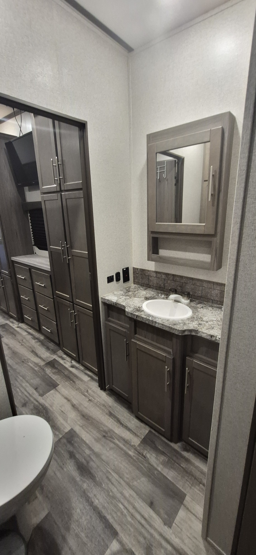 20260821_193052.jpg - 2022 Crossroads Fifth Wheel rental photo 10