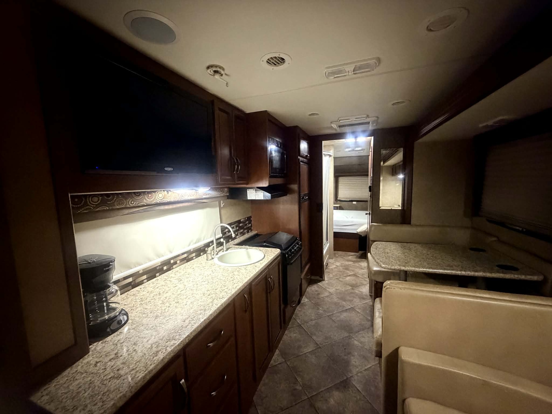 6f370131-53c8-46b1-8113-db253bfe3da6.jpg - 2015 Thor Class A Motorhome rental photo 2