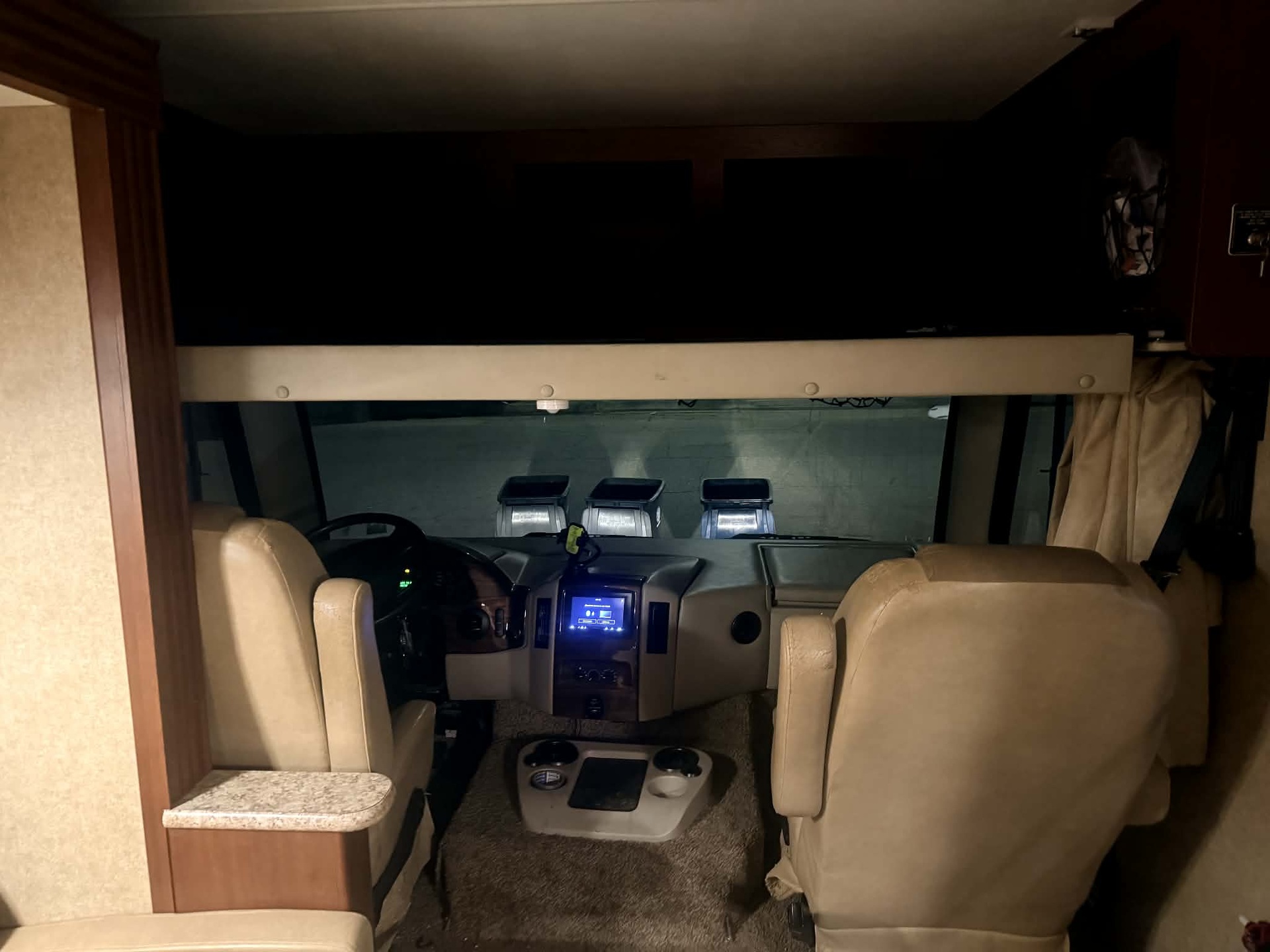 b1454045-7086-458f-ab0a-0d4d81005860.jpg - 2015 Thor Class A Motorhome rental photo 3