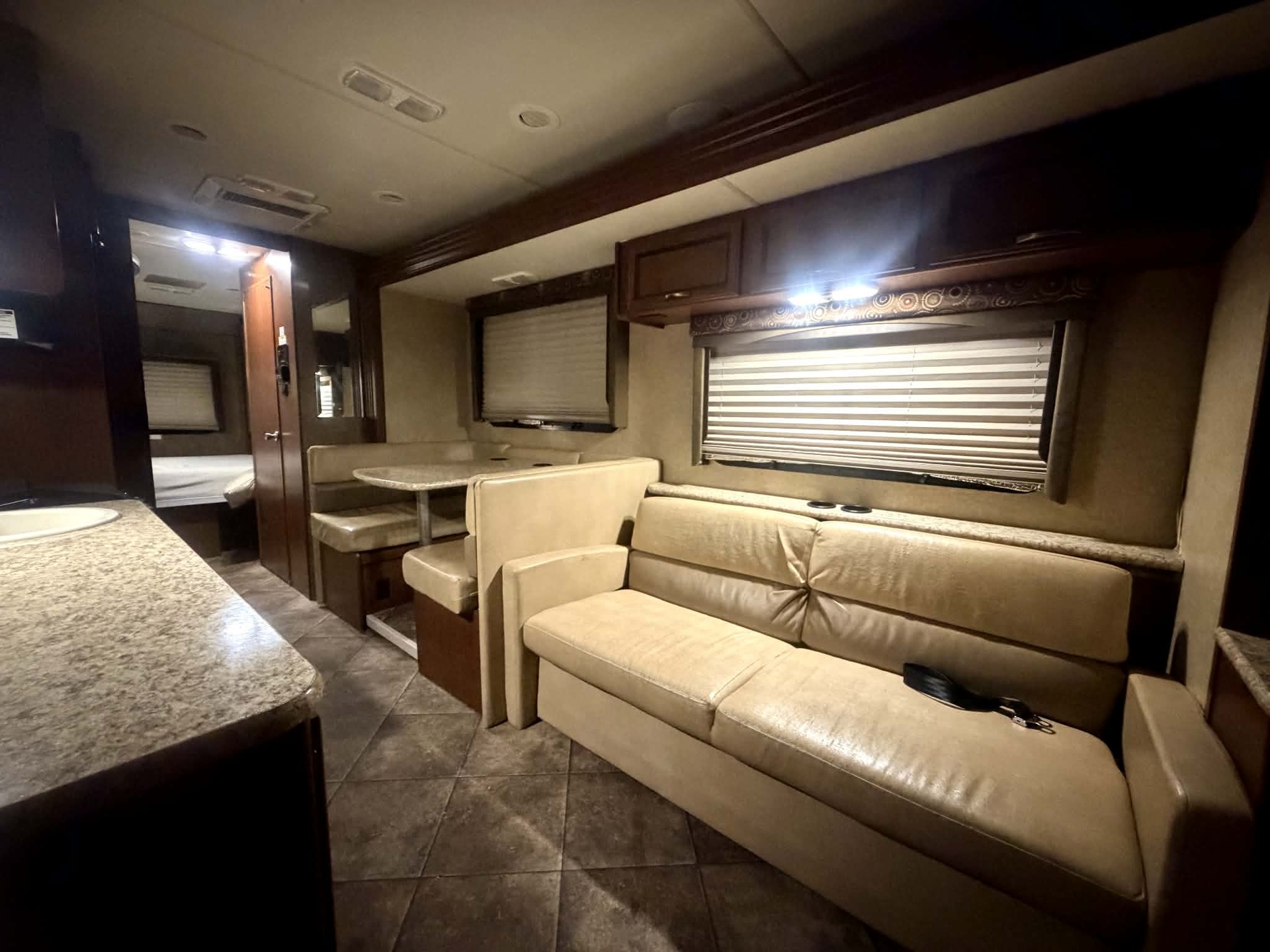 1a97cbd1-e1e4-4186-a892-66351a6580df.jpg - 2015 Thor Class A Motorhome rental photo 4