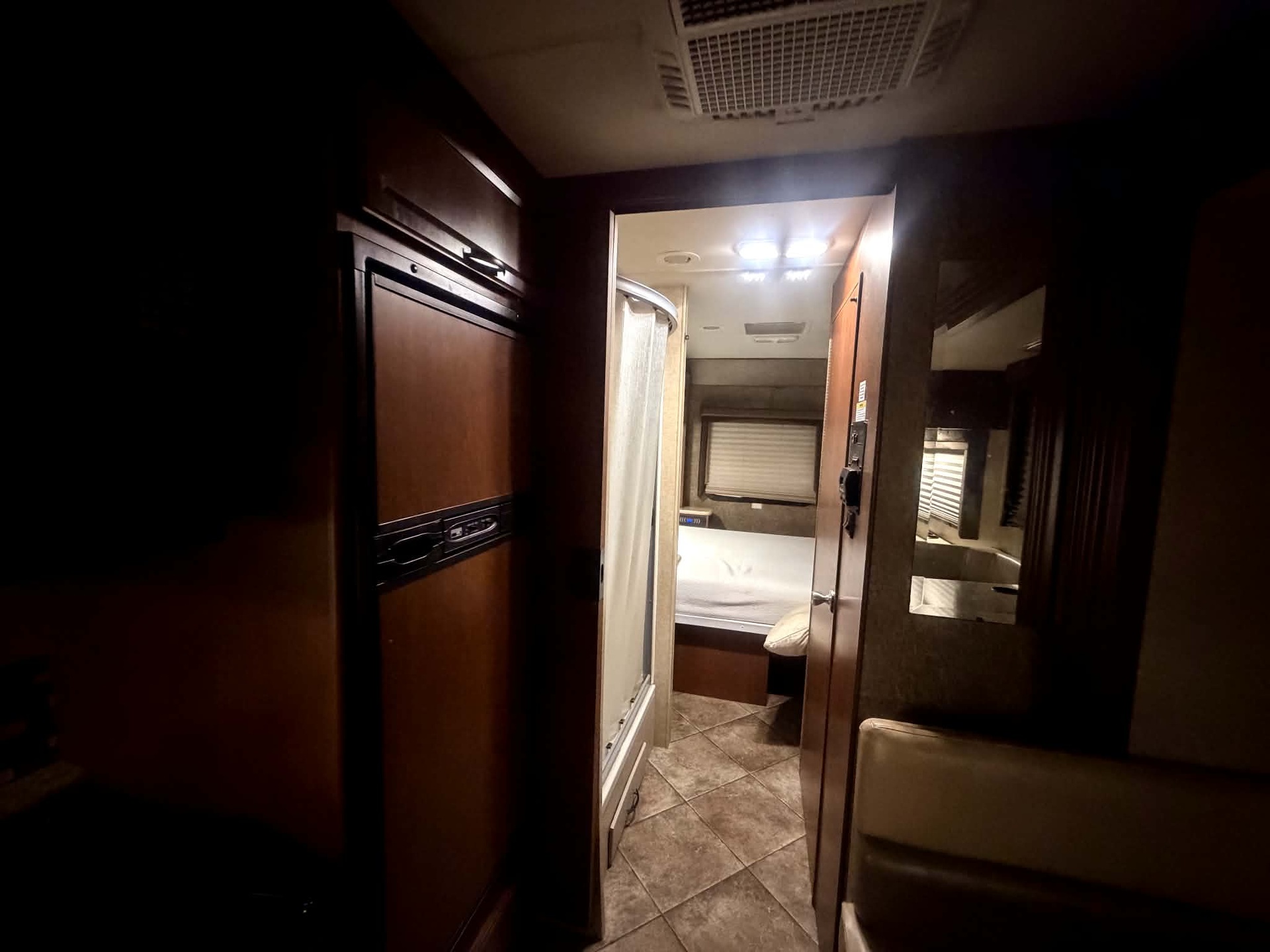 8b3709e5-a0d8-4410-84df-303e3c57f672.jpg - 2015 Thor Class A Motorhome rental photo 5