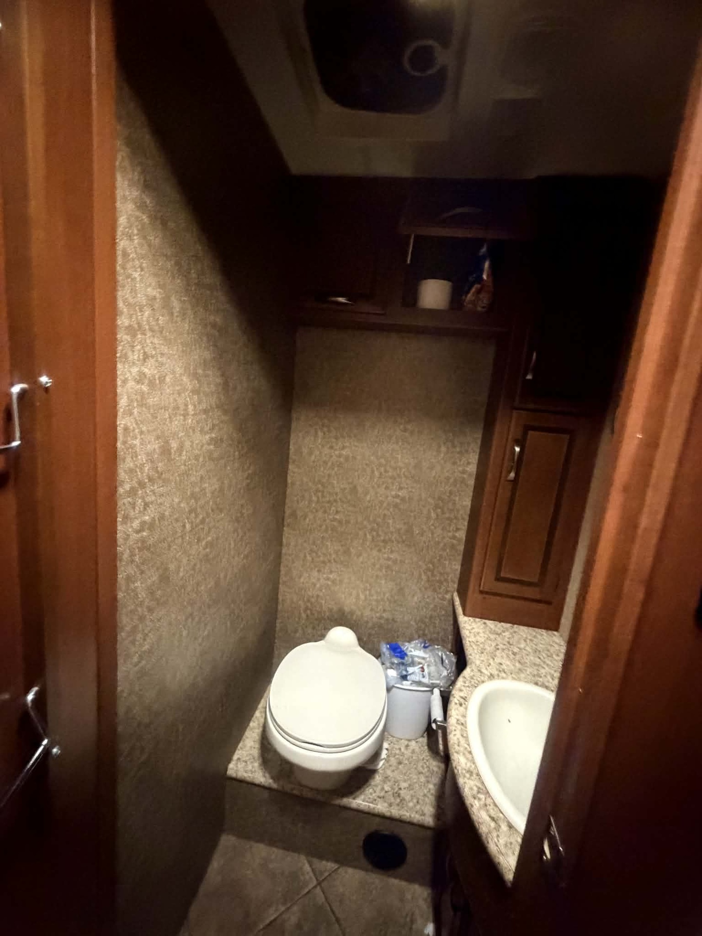 923092d4-5e5b-4794-9cbd-732efd4b1baf.jpg - 2015 Thor Class A Motorhome rental photo 6