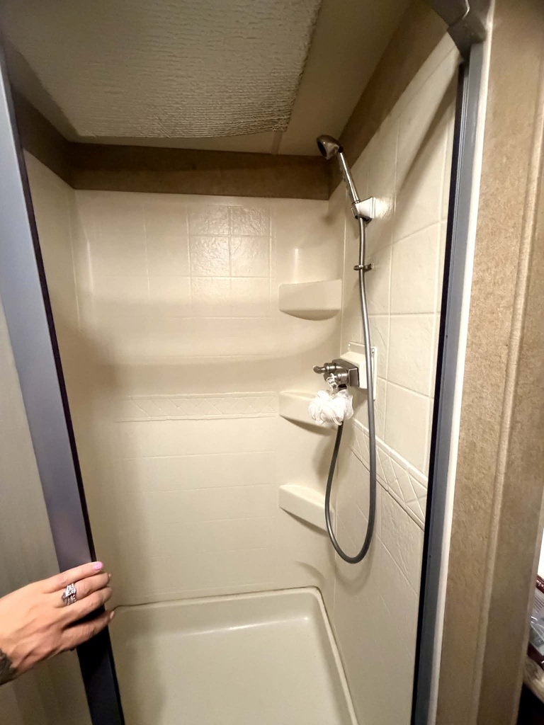 94f30018-f6af-4bc6-9ff4-3734da9e3b42.jpg - 2015 Thor Class A Motorhome rental photo 7