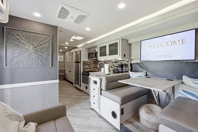 Fotis dinet & TV.jpg - 2021 Fleetwood Class A Motorhome rental photo 10