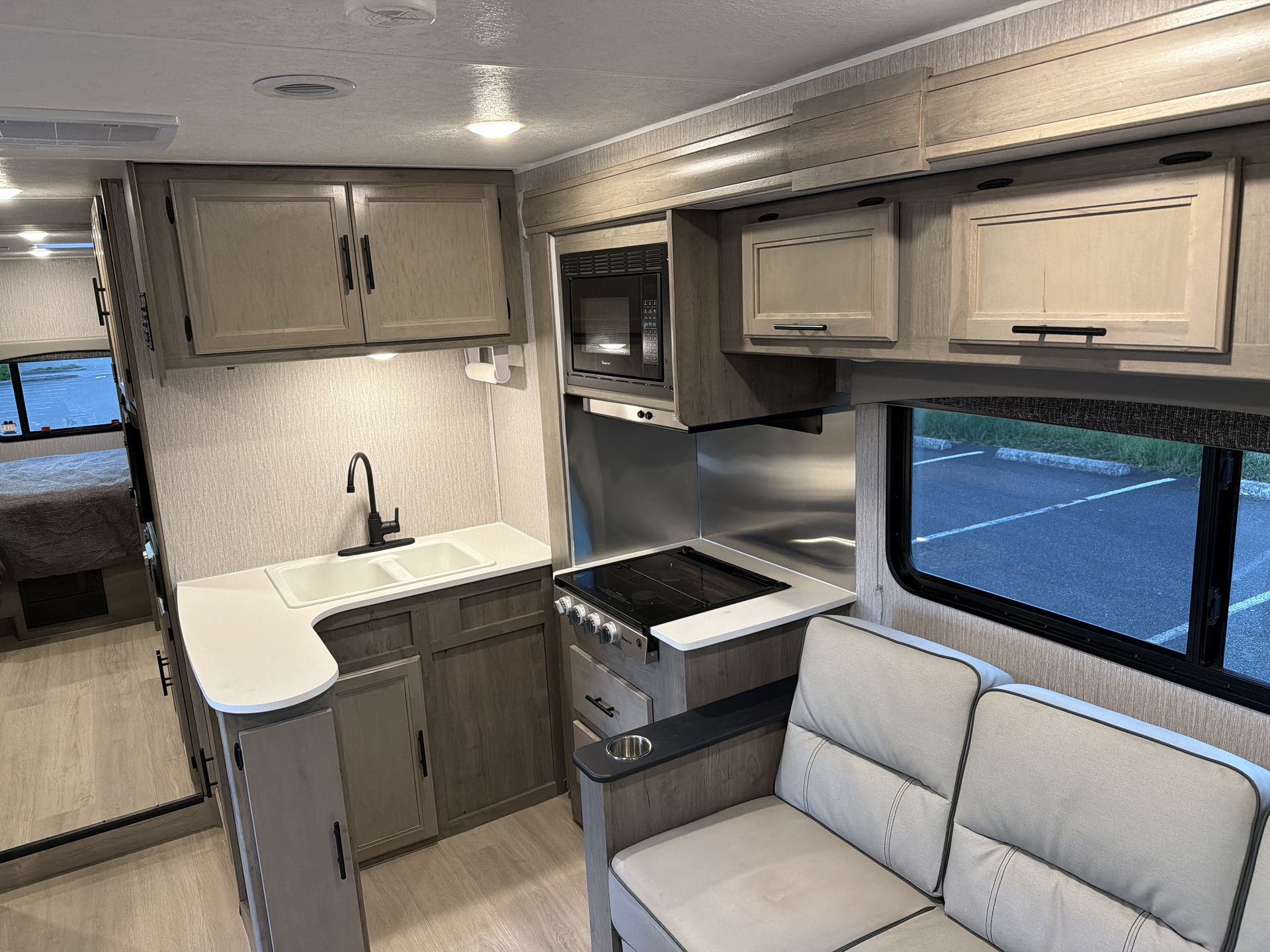 80534807897__A2632E2F-ED0B-458B-9547-F4D330BB0560.HEIC.jpg - 2022 Coachmen Class C Motorhome rental photo 5