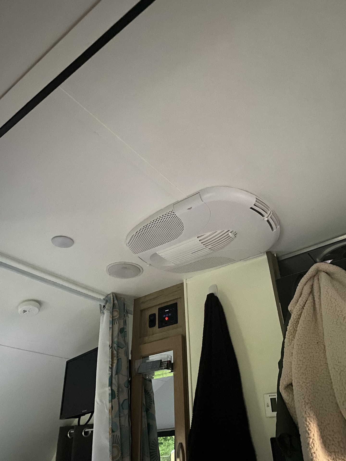 64265568705__CB5594A7-BD42-4033-9B1B-4AC109D50D4E.jpeg - 2019 Forest River Travel Trailer rental photo 7