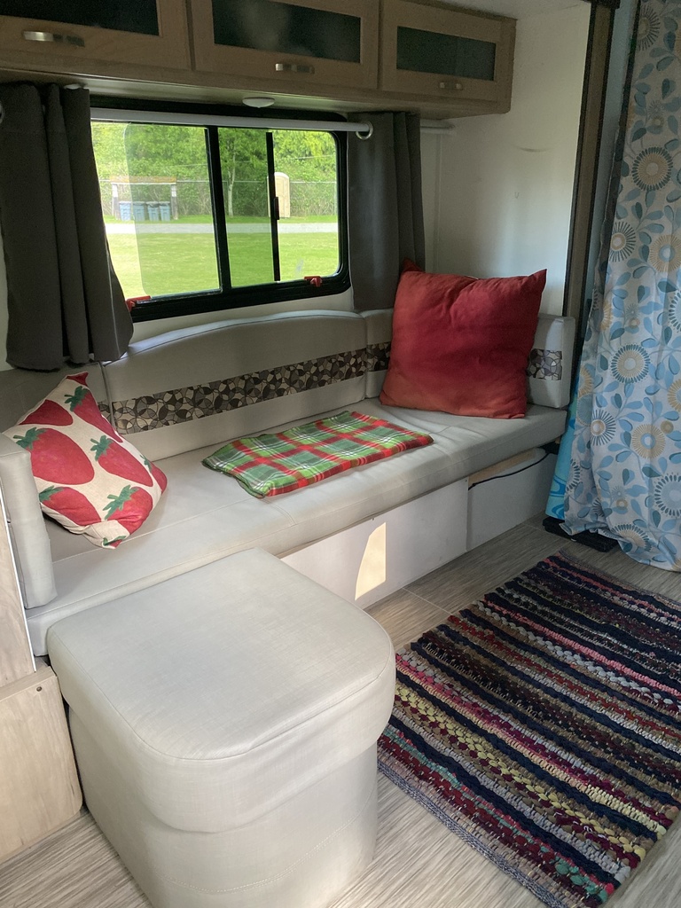 64256598179__370DE349-4BAF-4B3C-8B24-281BC8E59403.jpeg - 2019 Forest River Travel Trailer rental photo 9